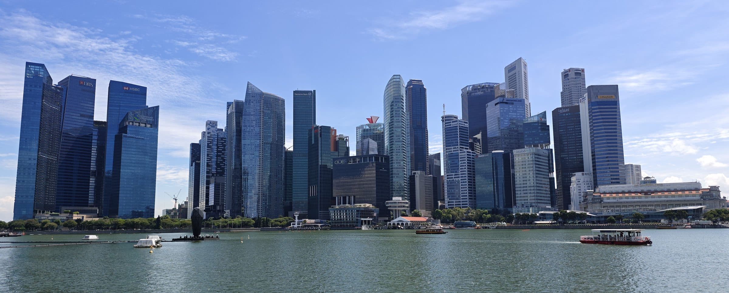 Menara pejabat Daerah Perniagaan Pusat Singapura dilihat dari tepi air pada hari yang cerah
