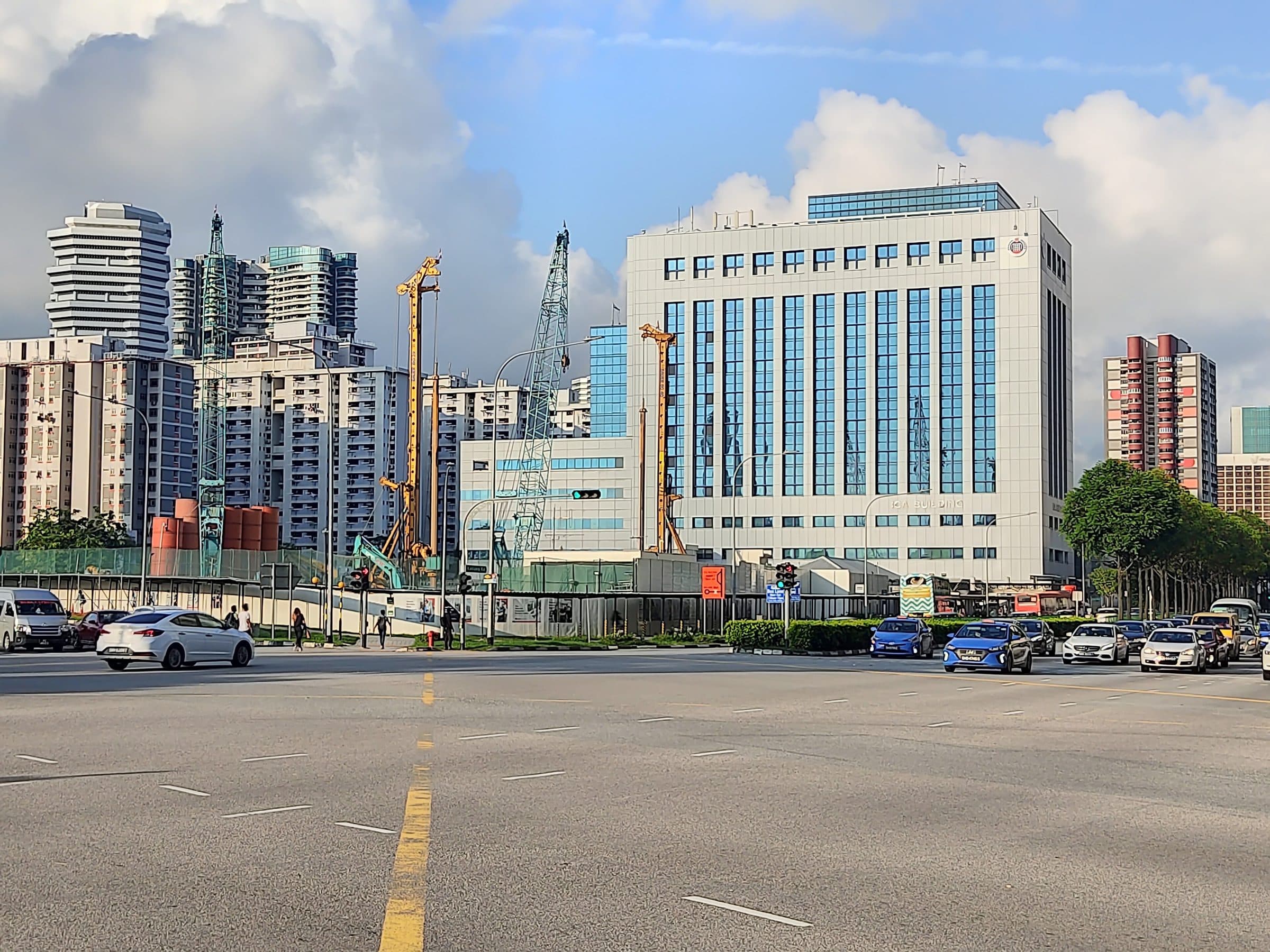 Gedung Immigration & Checkpoints Authority di Singapura, dilihat dari jalan pada pagi yang cerah